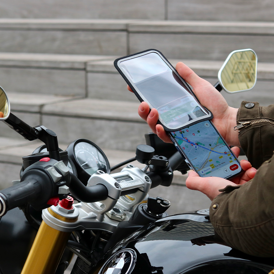 Insérez votre smartphone dans un de nos pochettes magnétiques universelles compatible avec la grande majorité des téléphones du marché
