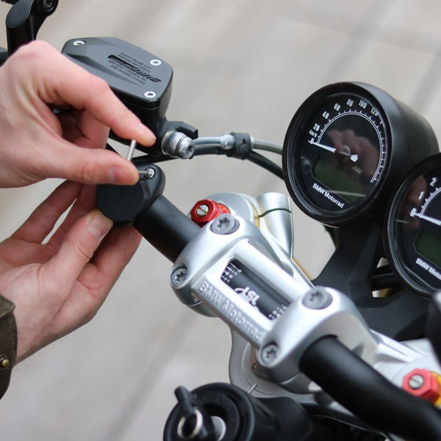 Notre support moto pro se visse sur tous les guidons de moto de 22.2 mm , 25.4mm , 28.6 mm et 31.8mm