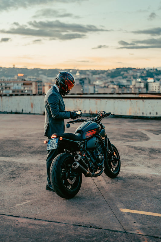 Motard en ville lors d’un trajet domicile-travail, roulant entre les voitures avec aisance et équipement adapté.