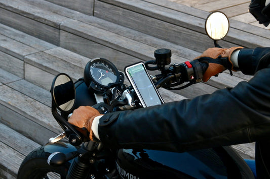 Comment bien fixer son téléphone sur sa moto ?