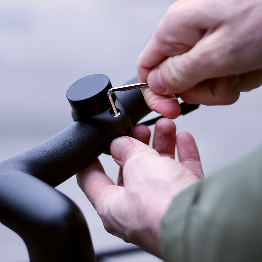 Utilisation d'une clé Allen pour visser le support de téléphone magnétique Shapeheart sur le guidon du vélo