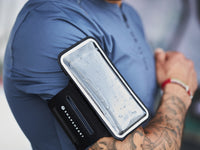 Brassard Shapeheart avec pochette étanche, protégeant le smartphone de la pluie et compatible avec le tactile.