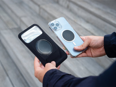 Présentation côte à côte d'un téléphone équipé de la pochette Shapeheart et d'un autre avec une plaque métal adhésive.