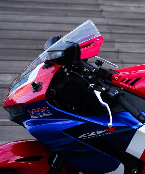 Motard en pleine courbe sur une moto sportive, montrant la conduite dynamique accessible en A2.