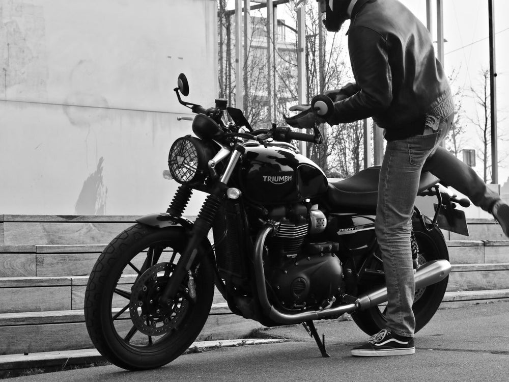 Motard débutant s’entraînant sur un parking, soulignant l’importance de progresser en toute sécurité.