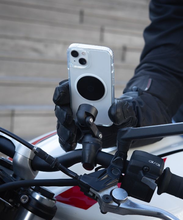 Support Shapeheart fixé sur une moto, illustrant les options d’installation selon le type de machine.