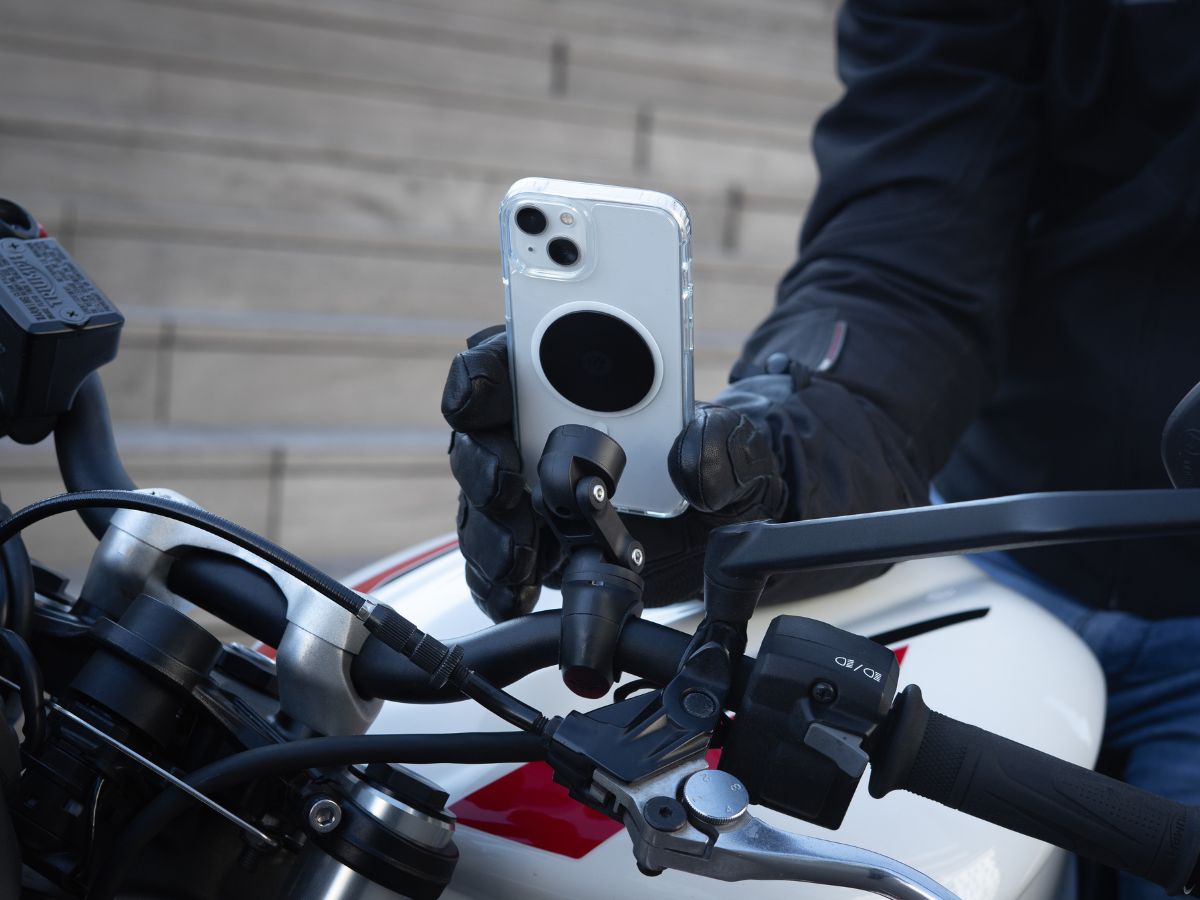 Support Shapeheart fixé sur une moto, illustrant les options d’installation selon le type de machine.