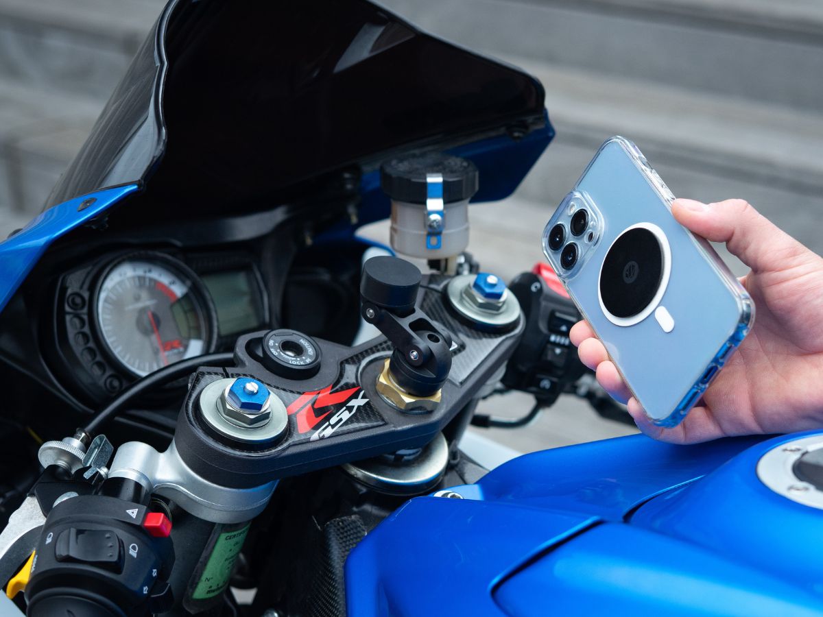Le MINI-BOOST permet de mieux organiser votre poste de pilotage moto. Un support plus compact pour une configuration claire, fonctionnelle et ergonomique.