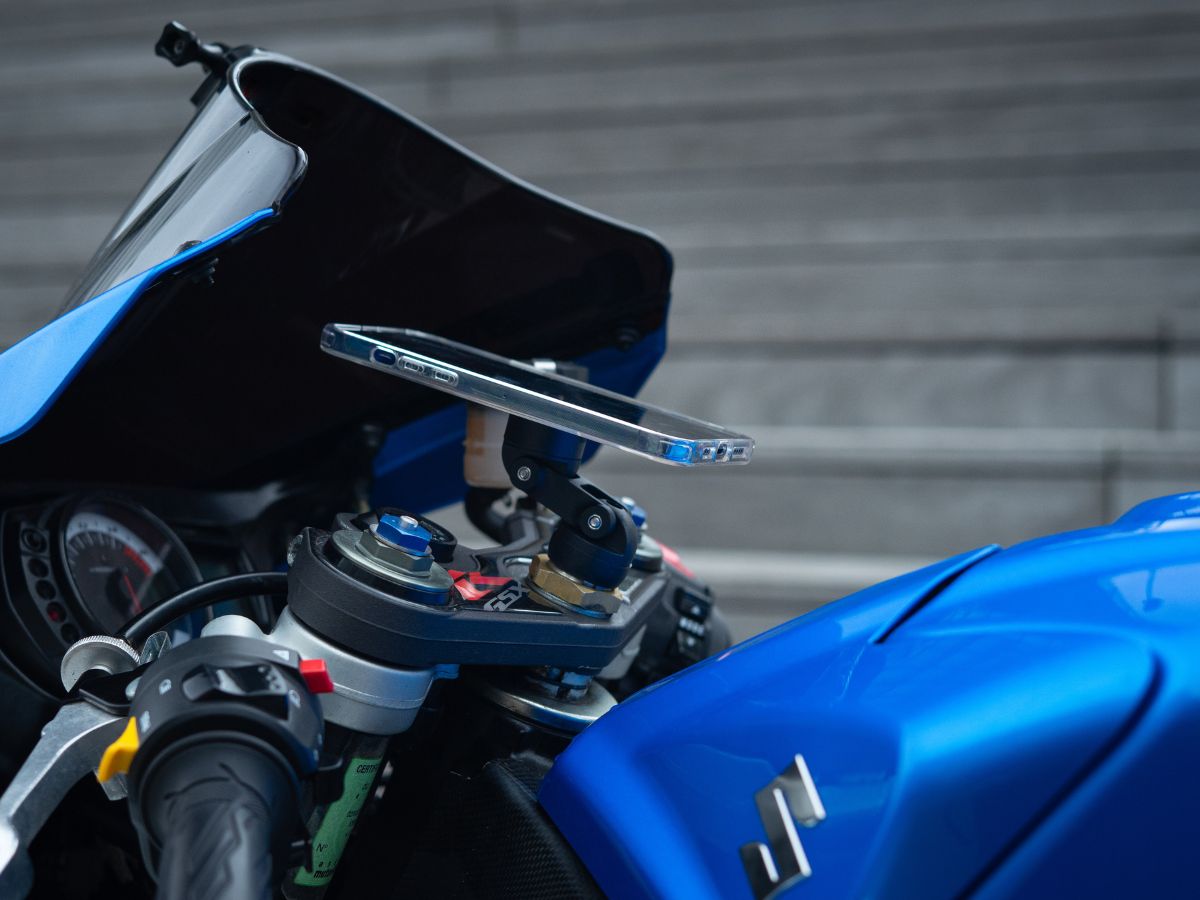 Grâce à son bras court, le support MINI-BOOST améliore la visibilité du téléphone sans gêner votre compteur. Idéal pour garder vos yeux sur la route en toute sécurité.