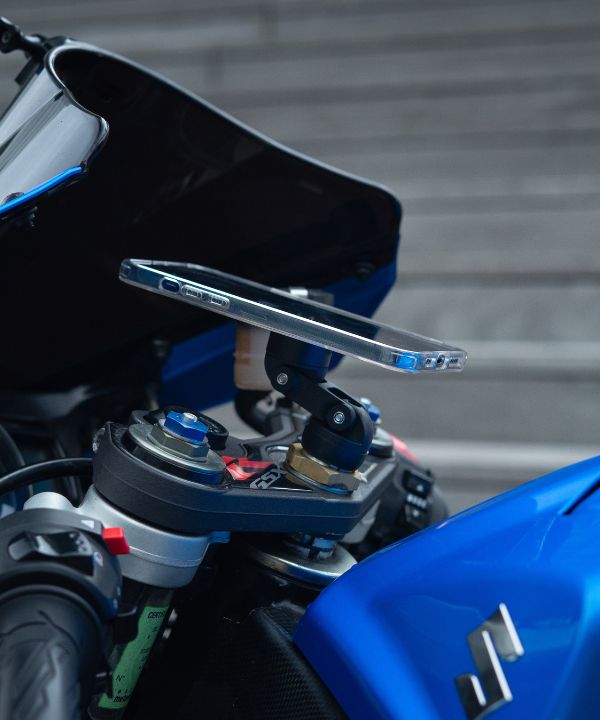 Grâce à son bras court, le support MINI-BOOST améliore la visibilité du téléphone sans gêner votre compteur. Idéal pour garder vos yeux sur la route en toute sécurité.