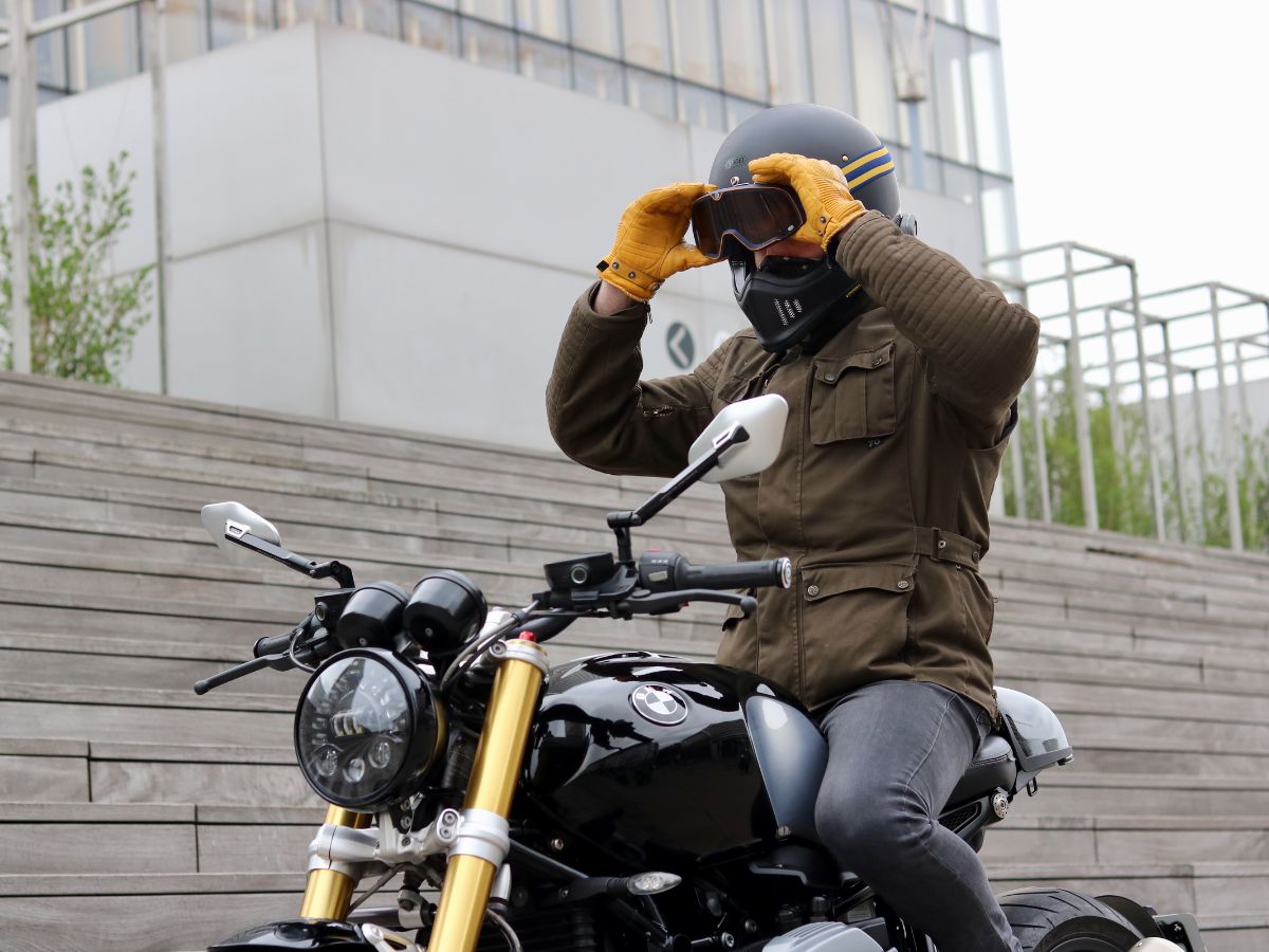 Un élève en formation moto sur un plateau, illustrant le passage du permis et l’entrée dans l’univers motard.
