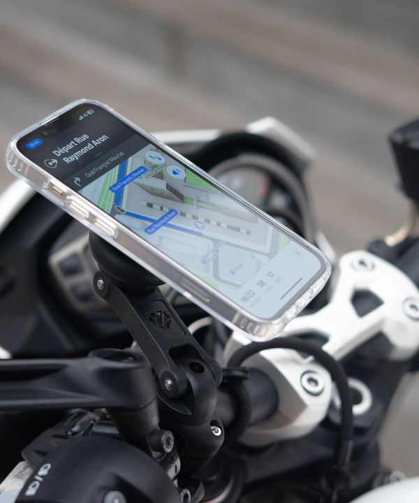 Un guidon équipé d'un support Shapeheart affichant un GPS, facilitant la navigation en ville. Une mise en situation idéale pour démontrer l’utilité du support dans un environnement urbain.