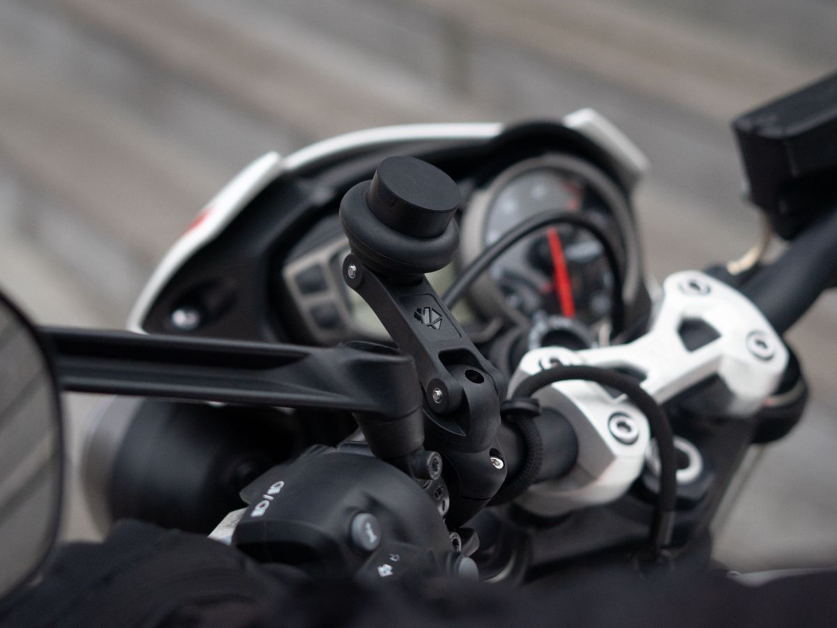 Comparaison entre différents supports Shapeheart sur des guidons de moto, montrant les options d’optimisation du cockpit. Chaque support est adapté à un style de conduite spécifique.