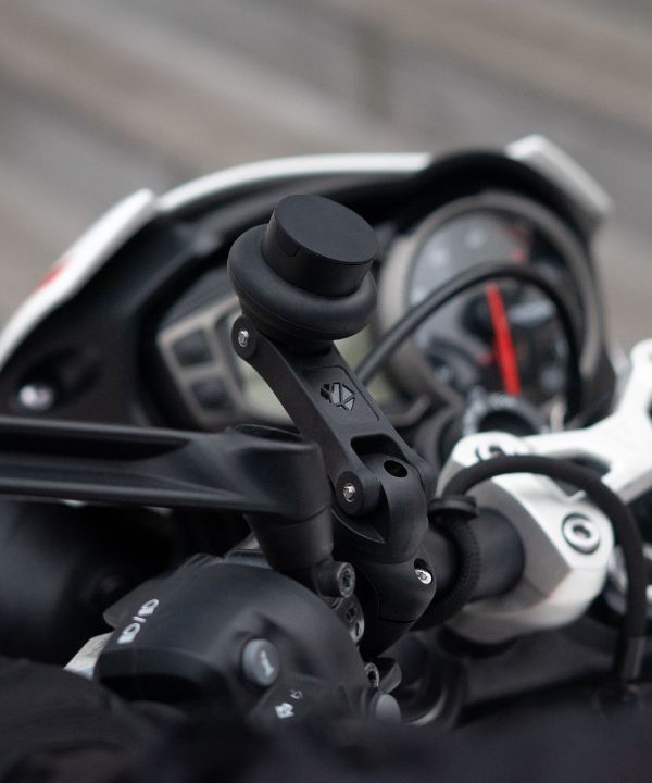 Comparaison entre différents supports Shapeheart sur des guidons de moto, montrant les options d’optimisation du cockpit. Chaque support est adapté à un style de conduite spécifique.