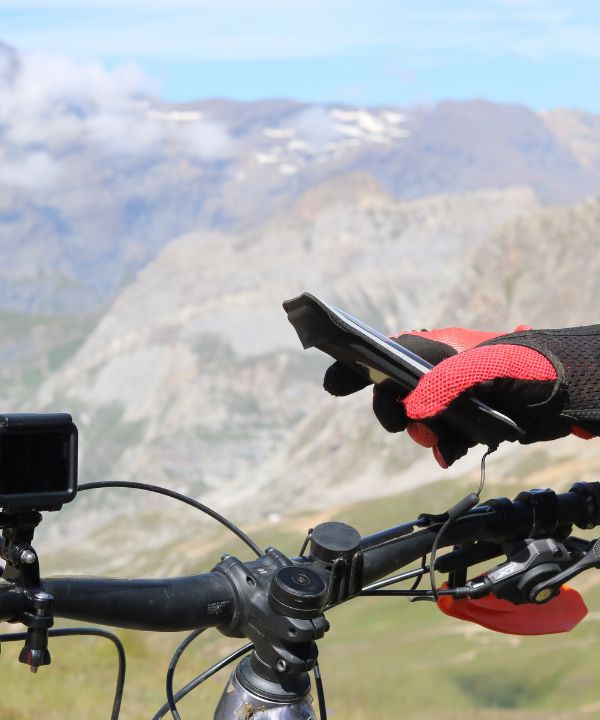 Support vélo Shapeheart fixé sur un cintre de VTT, mettant en avant sa compatibilité universelle et sa stabilité sur les terrains extrêmes.
