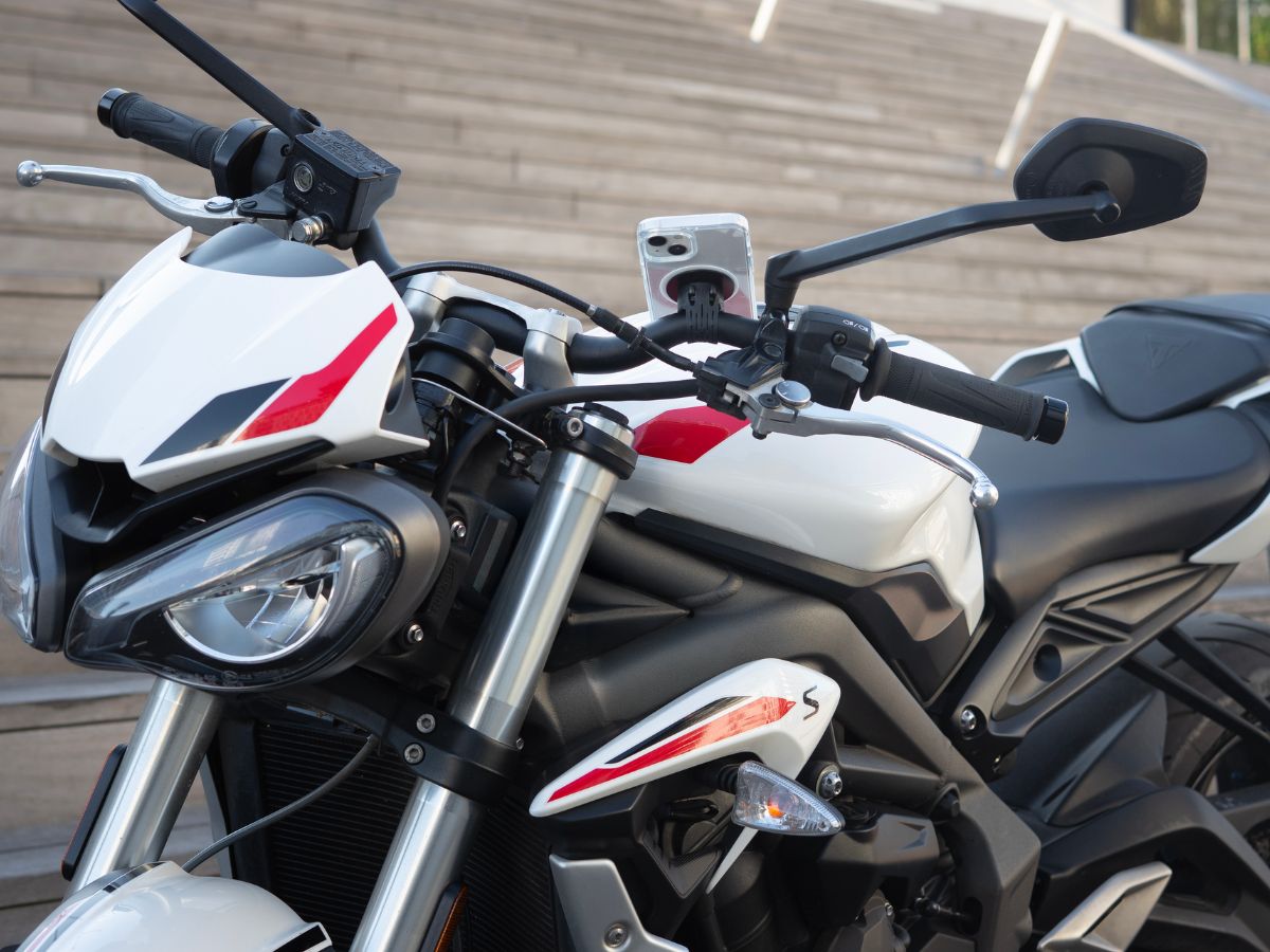 Jeune motard en position droite sur un roadster, illustrant la maniabilité idéale après le permis A2.