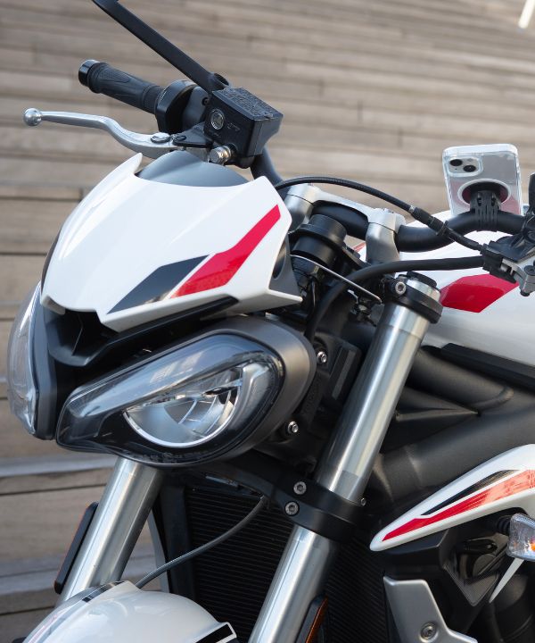 Jeune motard en position droite sur un roadster, illustrant la maniabilité idéale après le permis A2.