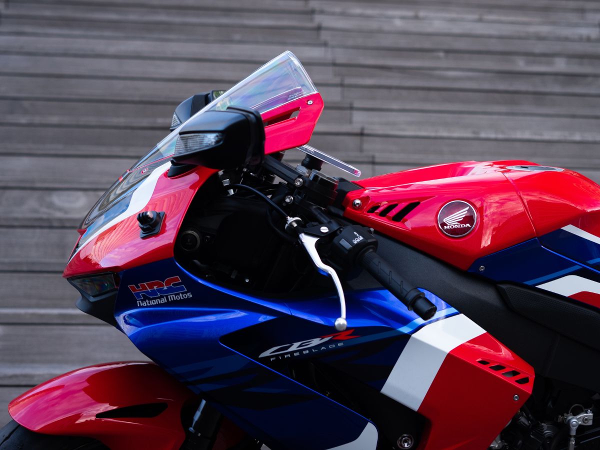 Motard en pleine courbe sur une moto sportive, montrant la conduite dynamique accessible en A2.