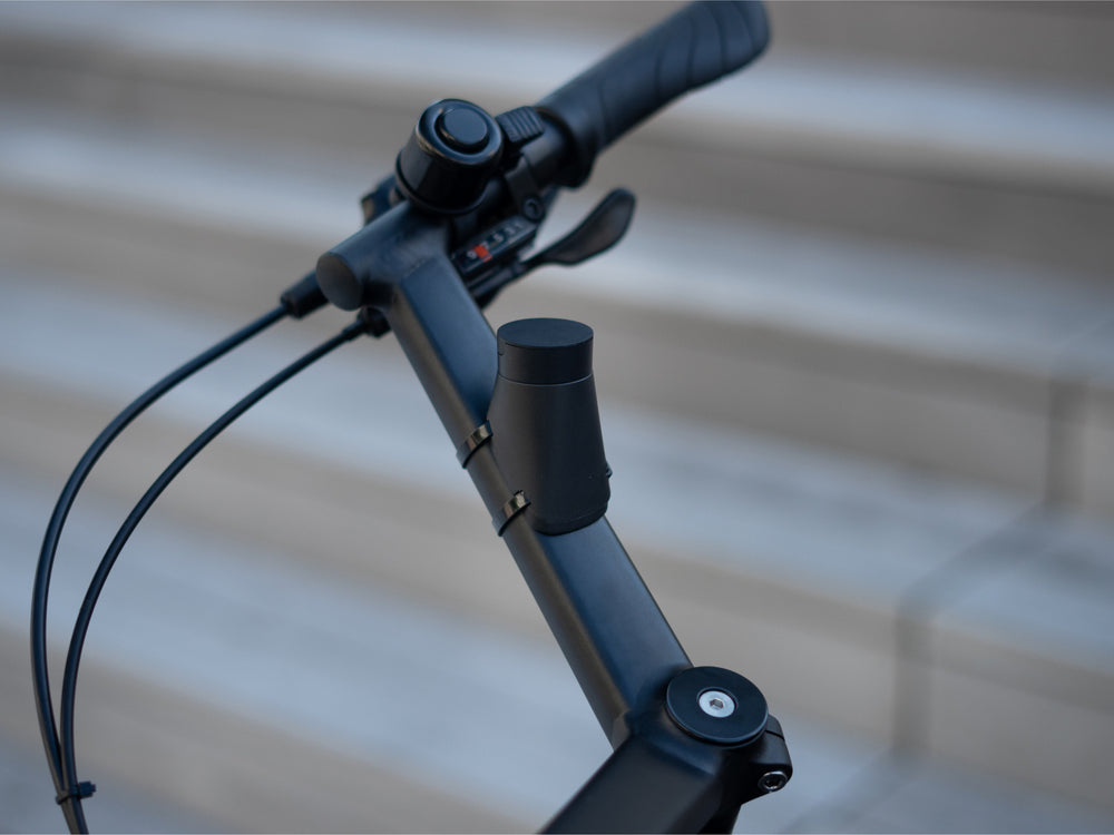 Support Shapeheart pour vélo Moustache - fixation sécurisée. Illustration de la fixation magnétique entre le support et la plaque métal assurant une tenue optimale sur terrains accidentés.