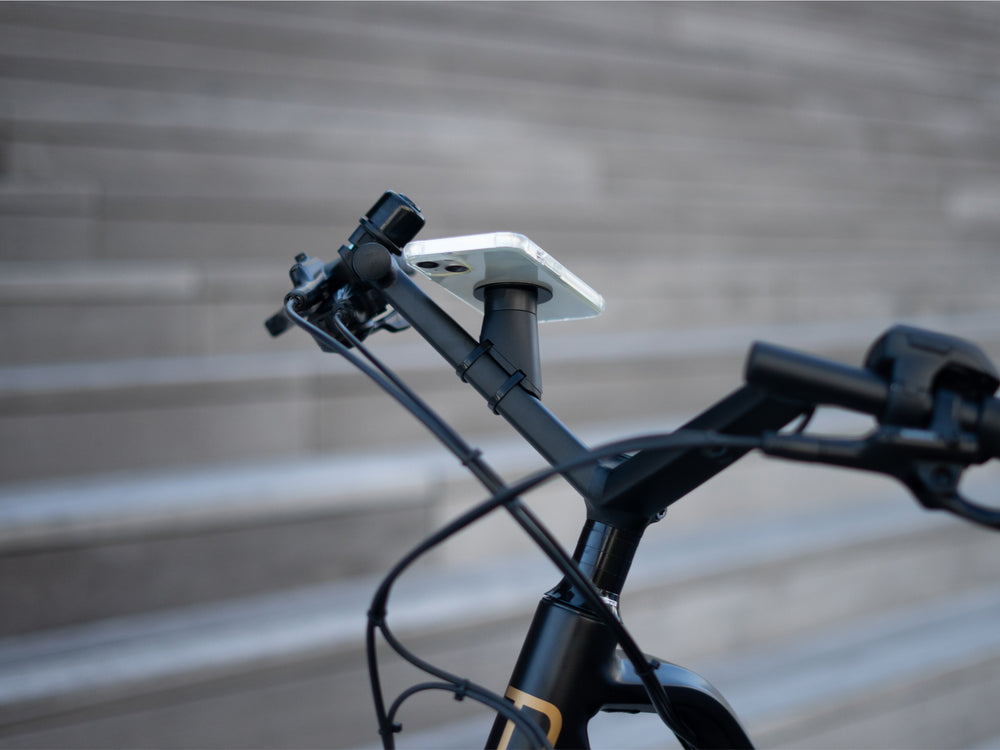 Support Shapeheart pour vélo Moustache - téléphone en position. Vue montrant le téléphone fixé sur le support idéal pour suivre une navigation GPS ou écouter de la musique pendant vos trajets.