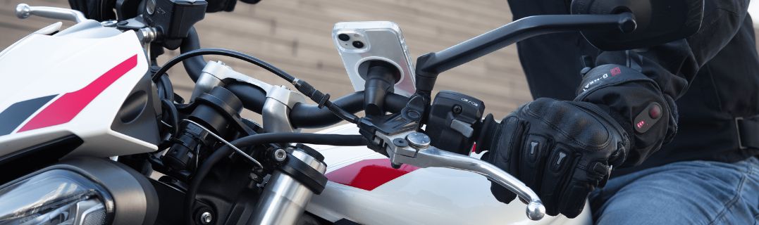 Motard débutant tenant son casque près de sa moto, illustrant le choix décisif du premier deux-roues après l’obtention du permis A2.