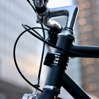 Socle magnétique pour lumière avant, fixé sur le vélo avec des élastiques robustes 