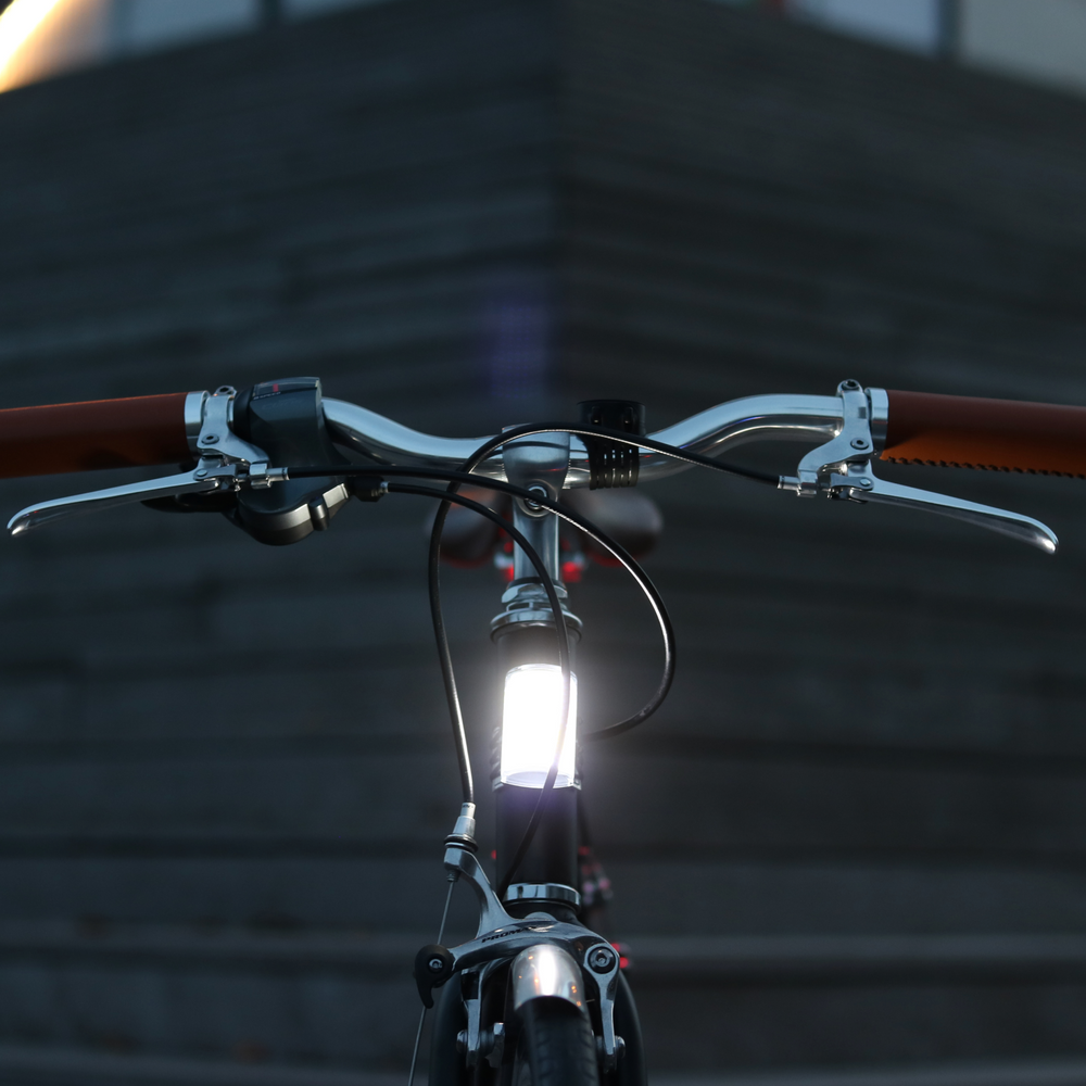 Lumière avant Shapeheart installée sur un vélo, visibilité renforcée grâce à un faisceau LED panoramique puissant et support de téléphone magnétique