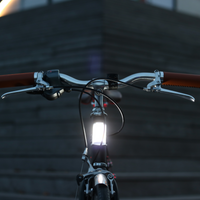 Lumière avant Shapeheart installée sur un vélo, visibilité renforcée grâce à un faisceau LED panoramique puissant et support de téléphone magnétique