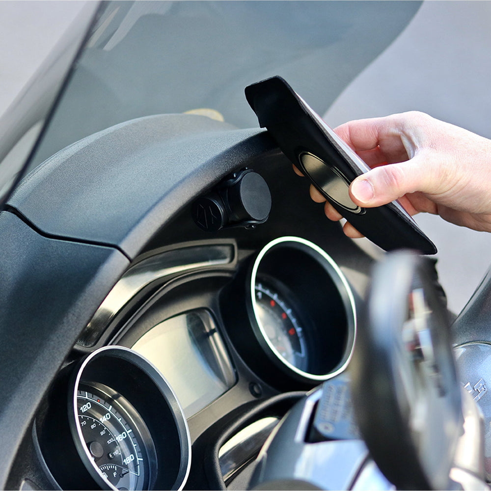 Vue d'ensemble du support installé sur un maxi-scooter avec téléphone en navigation GPS.