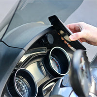 Vue d'ensemble du support installé sur un maxi-scooter avec téléphone en navigation GPS.