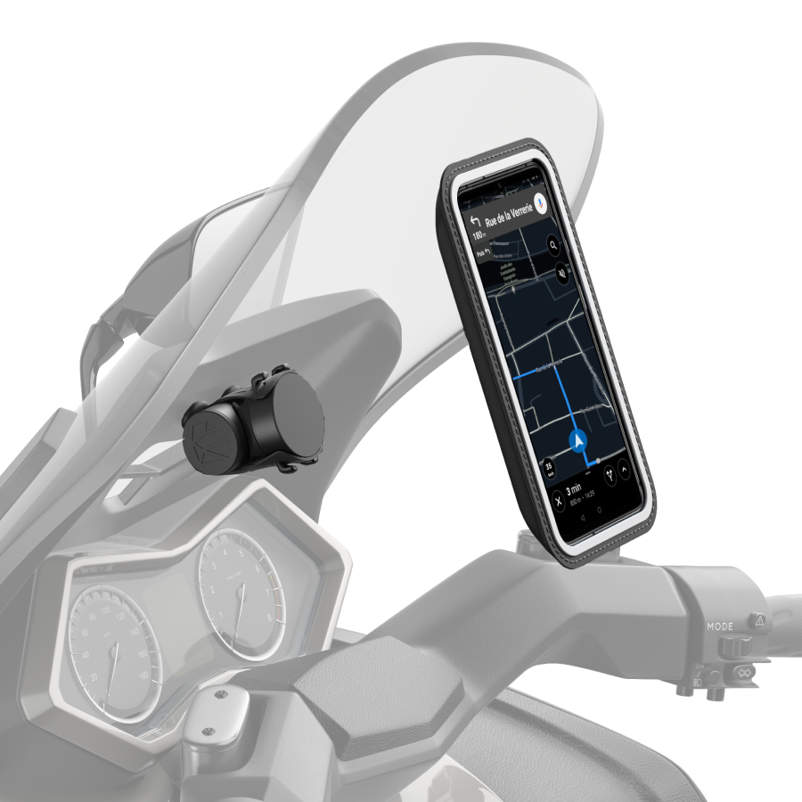 Vue d'ensemble du support installé sur un maxi-scooter avec téléphone en navigation GPS.