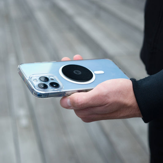 Smartphone avec plaque métal Shapeheart en main, idéal pour une fixation sûre du téléphone sur support Shapeheart