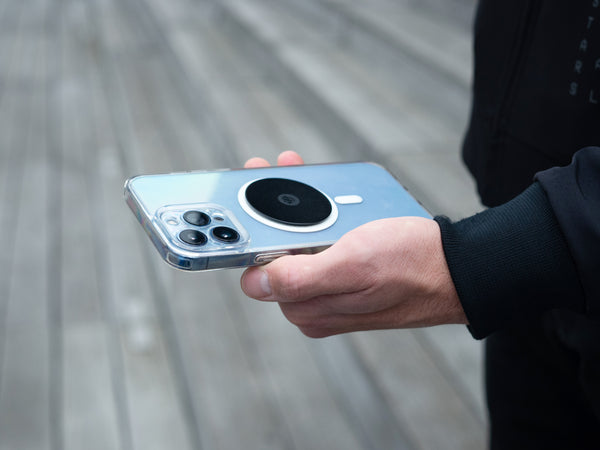 Smartphone avec plaque métal Shapeheart en main, idéal pour une fixation sûre du téléphone sur support Shapeheart