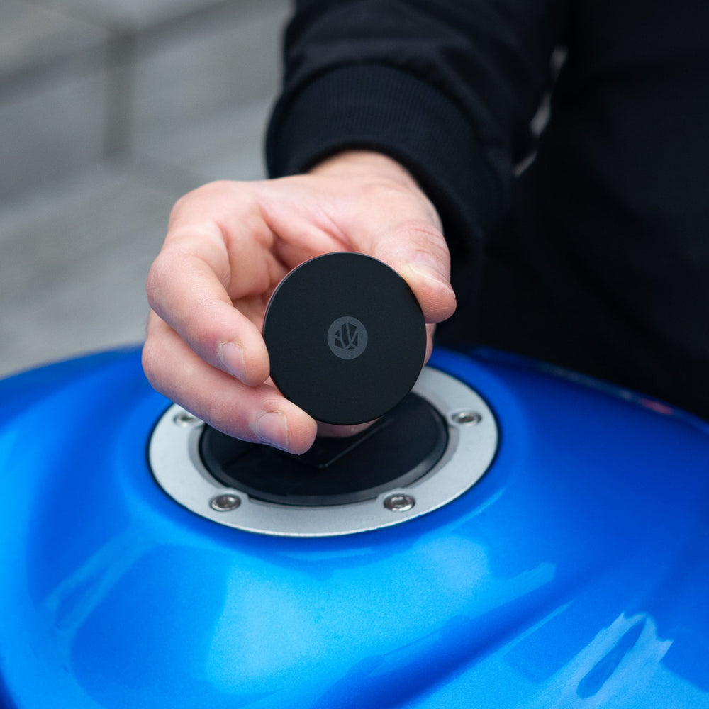 Plaque métal Shapeheart avant d'être collée sur le smartphone, fixation magnétique optimale