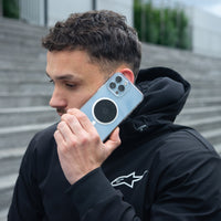 Smartphone avec plaque métal Shapeheart tenu à l’oreille lors d’un appel