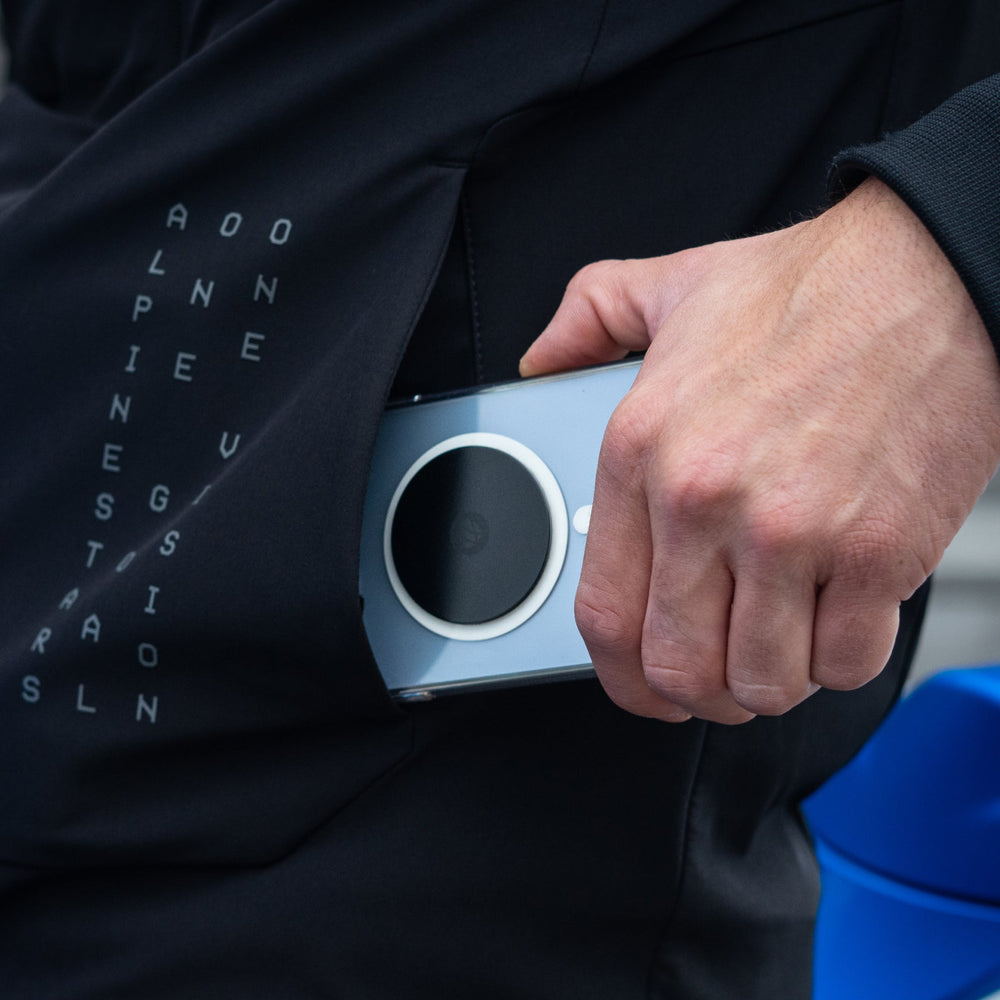 Smartphone équipé d'une plaque métal Shapeheart glissé dans une poche de veste