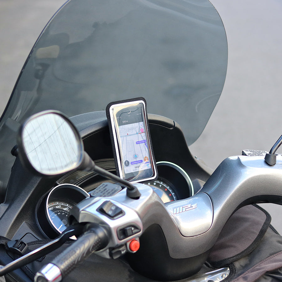 Fixez votre téléphone au tableau de bord avec ce support scooter. Pochette anti-pluie, écran tactile préservé