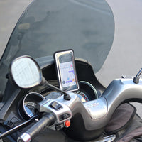 Fixez votre téléphone au tableau de bord avec ce support scooter. Pochette anti-pluie, écran tactile préservé